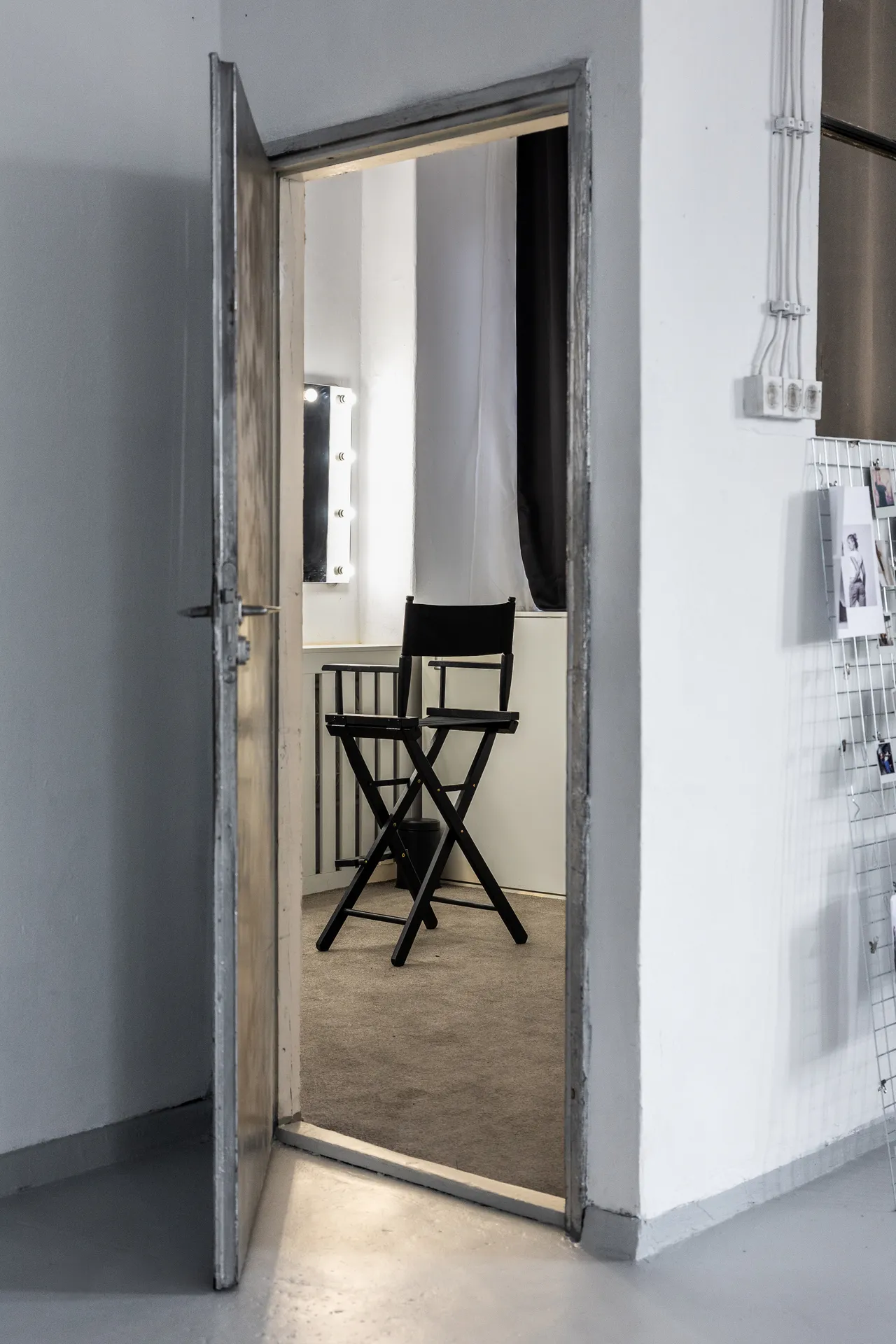 Make-up Room SPOT Studio, wejście do prywatnej strefy wizażu z lustrem i oświetleniem