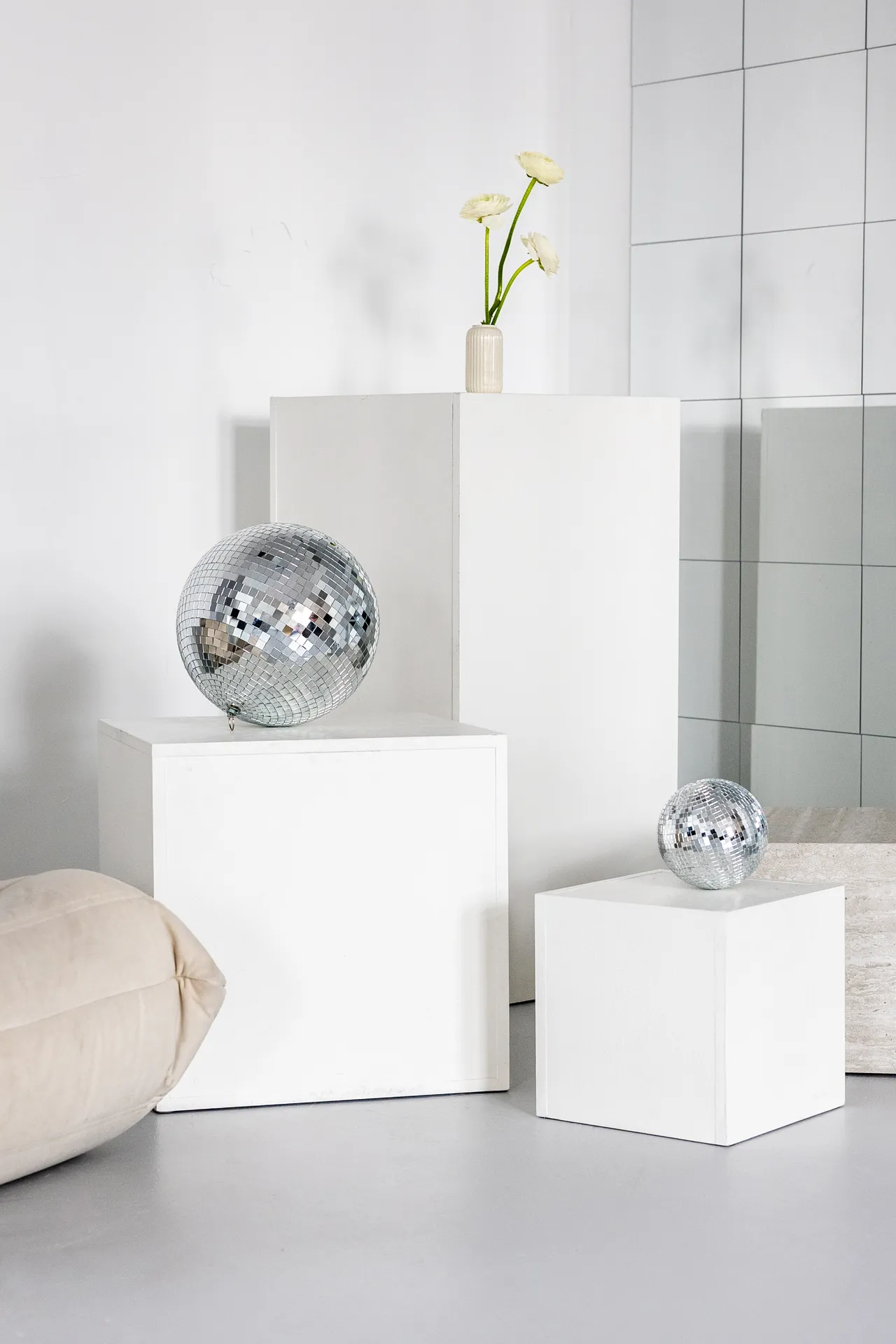 Studio SPOT Wrocław, lustrzane kule disco na białych postumentach