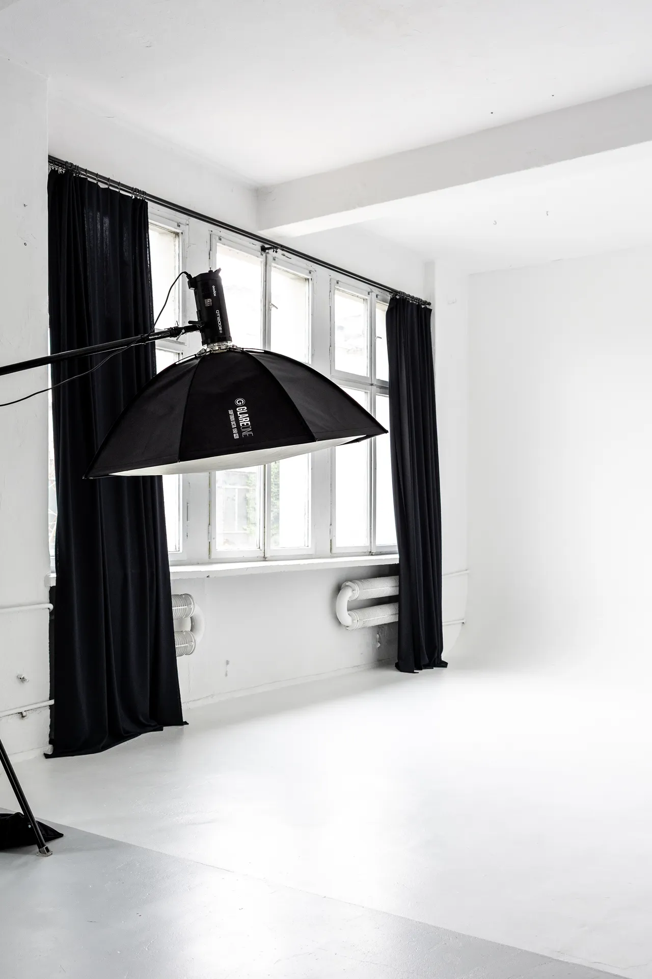 Studio fotograficzne SPOT, softbox GlareOne przy oknie na tle białej cykloramy