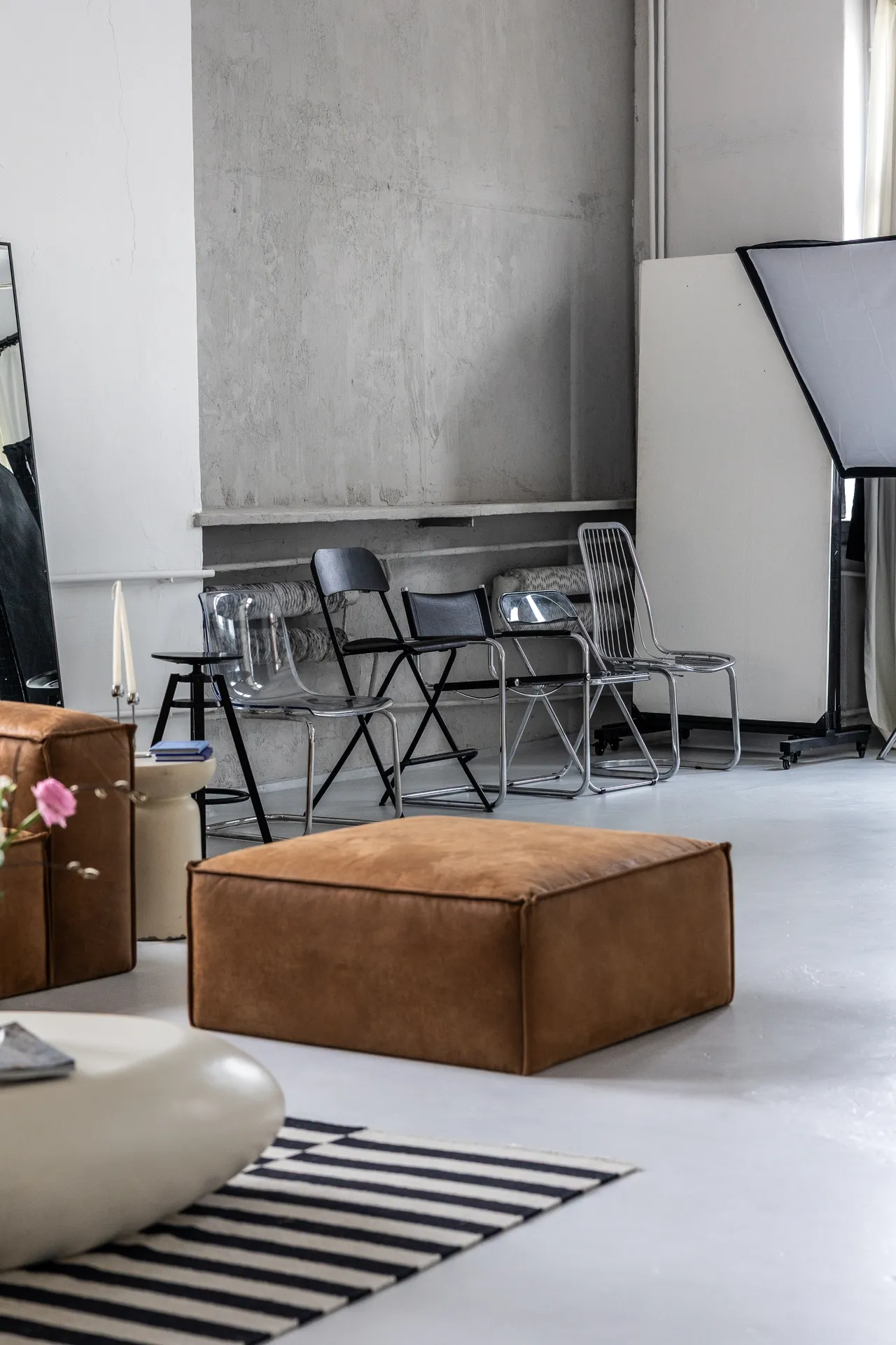 Studio SPOT Wrocław, skórzana pufa i kolekcja designerskich krzeseł