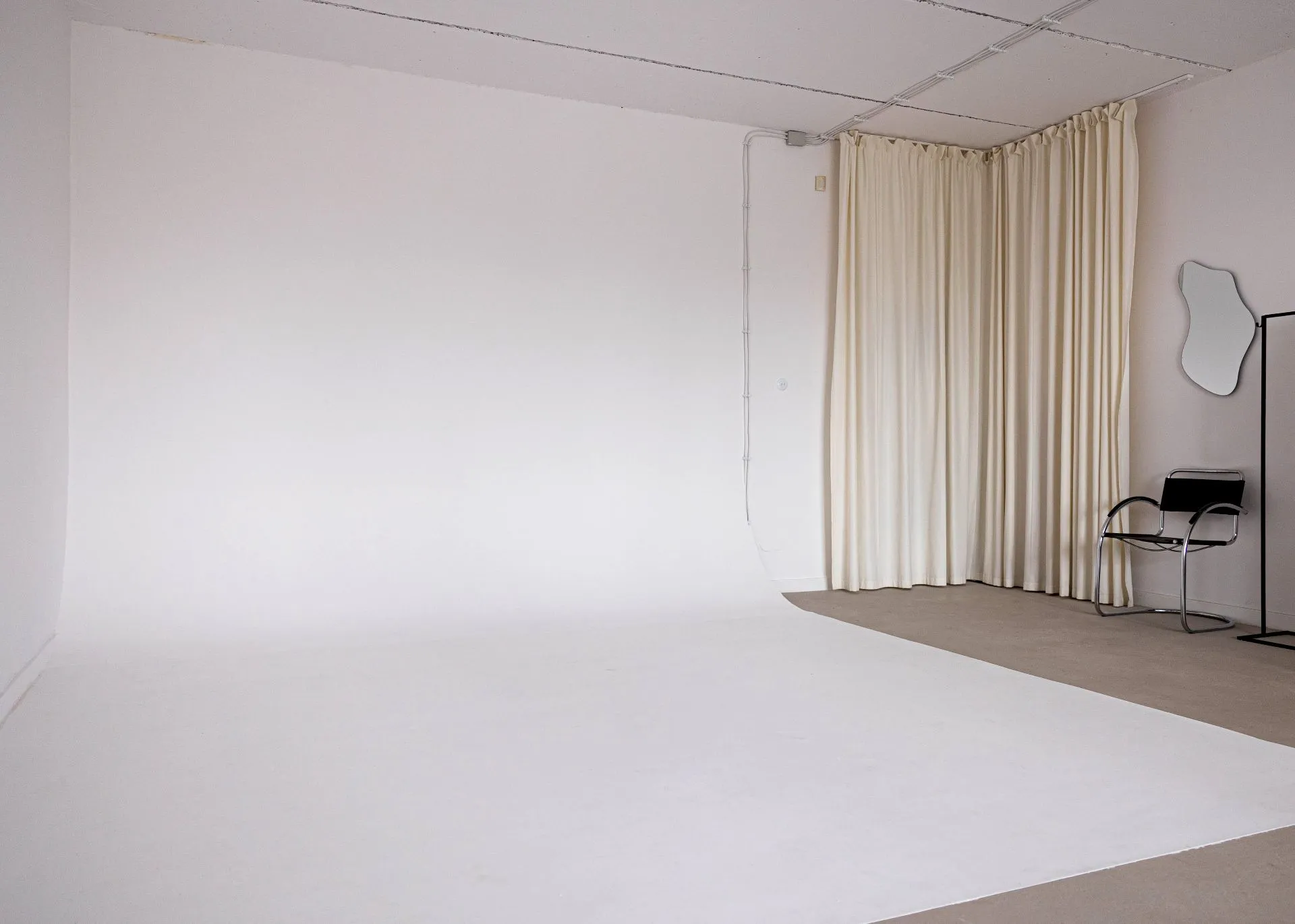 Cyklorama 4,5m x 4,5m w studio fotograficznym SPOT Wrocław, 10 metrów odejścia do fotografii modowej