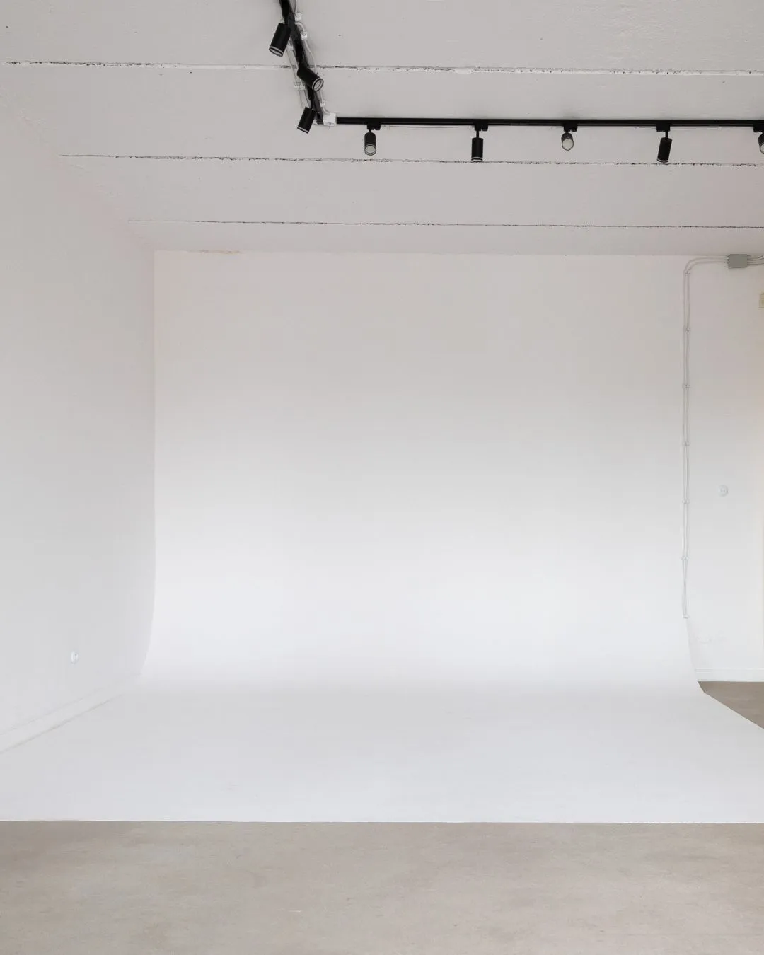 Sesja produktowa e-commerce w studio fotograficznym SPOT 2.0 Wrocław, packshoty na białym tle