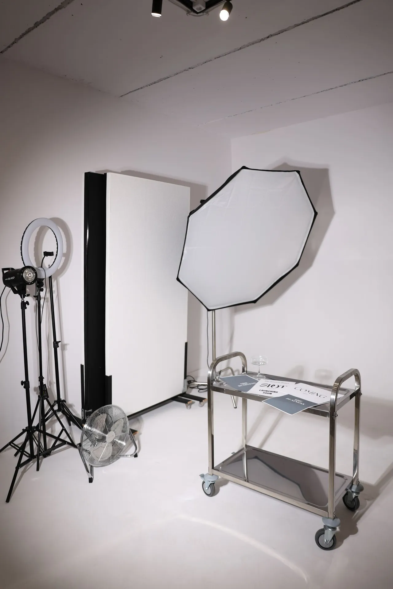 Studio SPOT 2.0, panoramiczny widok na studio z sofą i białym tłem