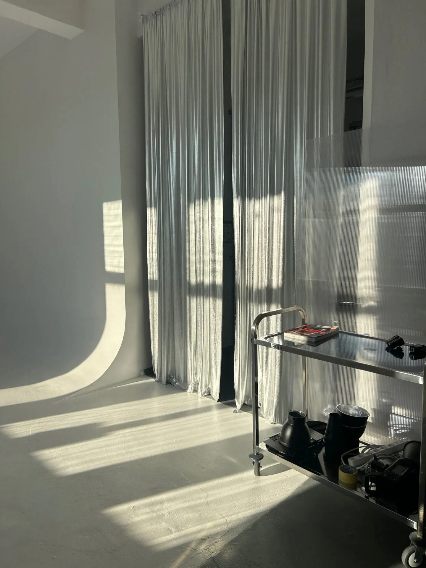 Sesja referencyjna pod hybrydowy workflow AI w SPOT Studio Wrocław, czyste ujęcie na cykloramie