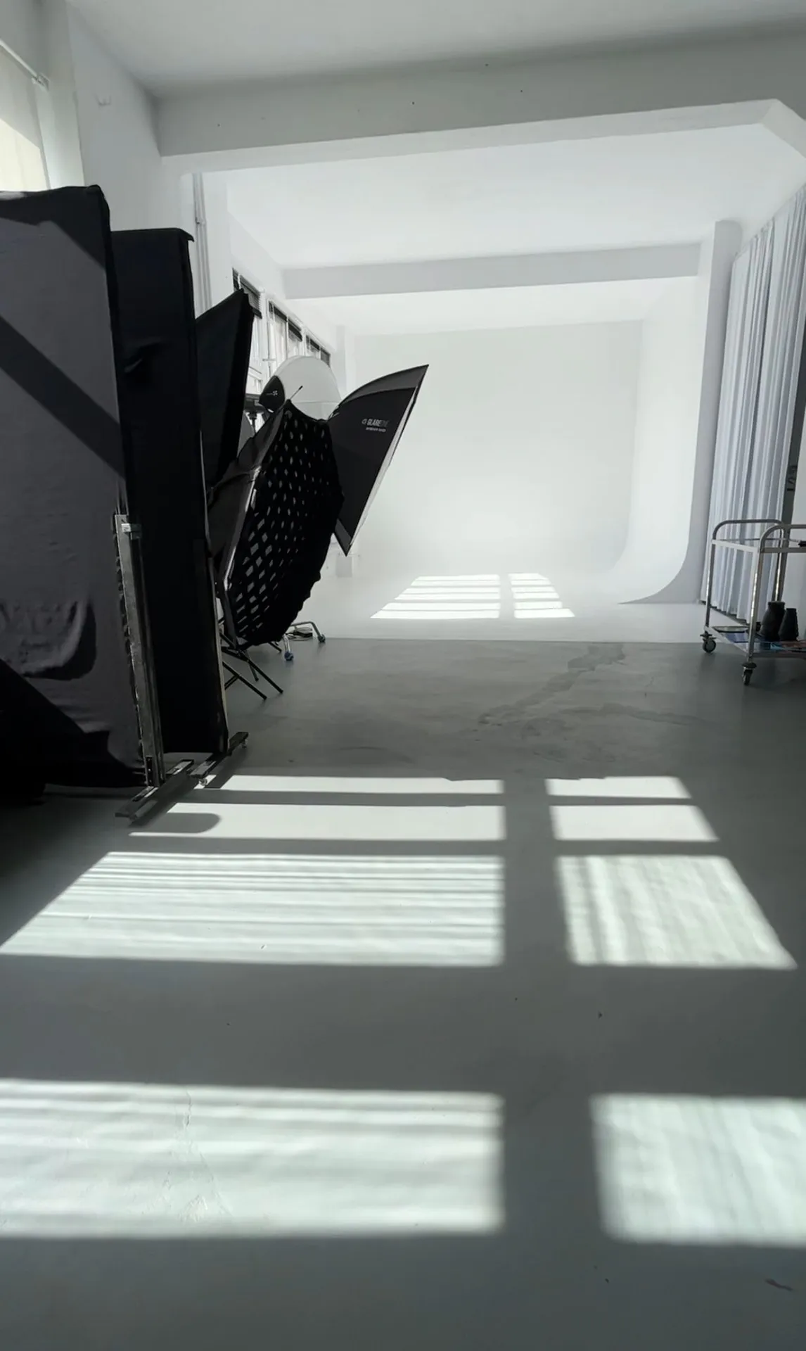 Nowoczesna sesja produktowa w studio fotograficznym SPOT Wrocław, workflow z wykorzystaniem AI do generowania teł