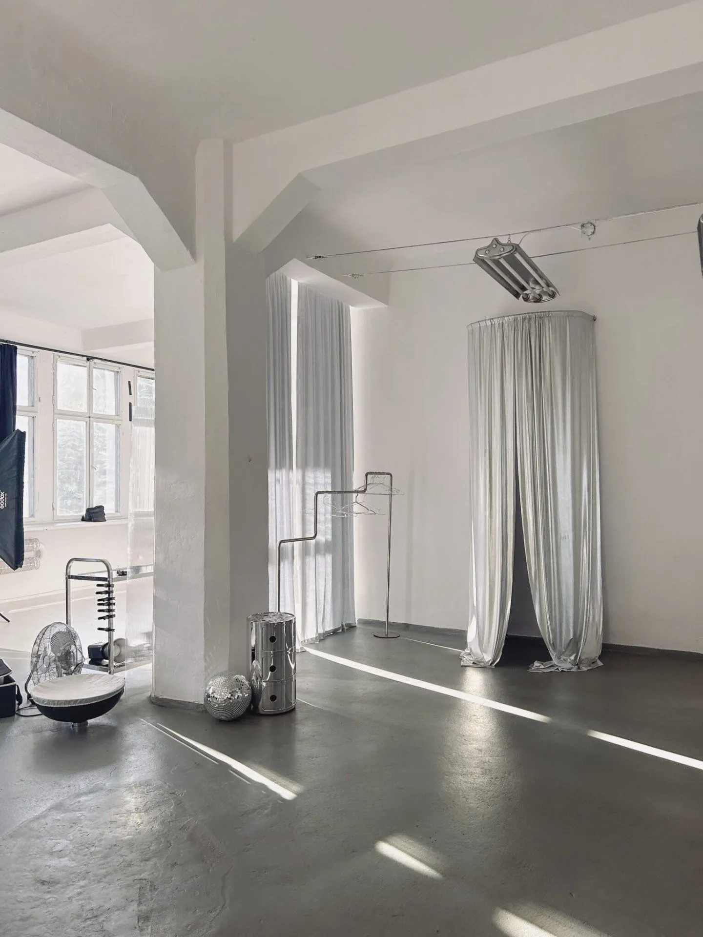 Jak wybrać studio fotograficzne we Wrocławiu, porównanie przestrzeni i wyposażenia